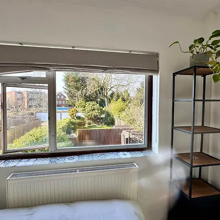 Homestay London Bedroom In Secure Leafy Area *