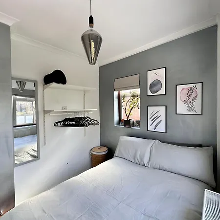 London Bedroom In Secure Leafy Area Homestay *