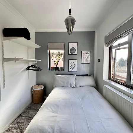 London Bedroom In Secure Leafy Area