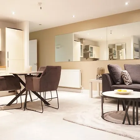 32 Ross Apartment, Canary Wharf Area London