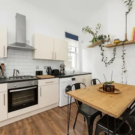 Cosy Split-level 3br Flat In Crystal Palace Apartment *