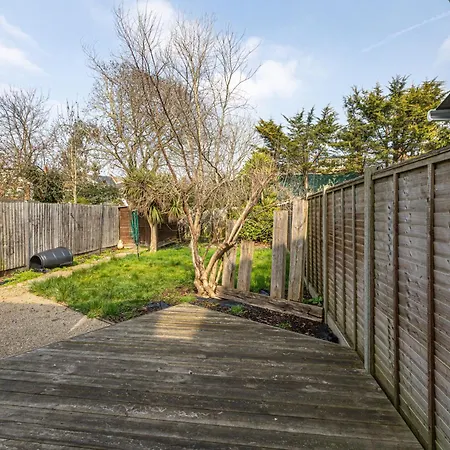 Elegant 1br With Garden Near Neasden Station דירה לונדון