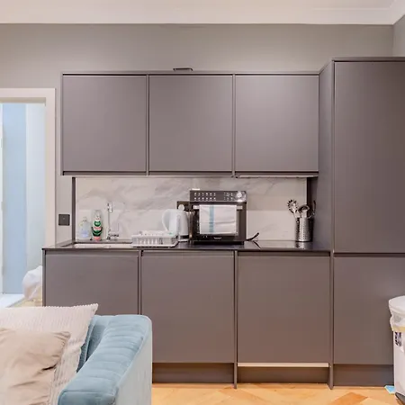 Sleek And Brilliantly Located Flat Earls Court London