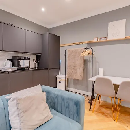 Sleek And Brilliantly Located Flat Earls Court Apartment