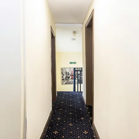 Old Oak Tree Inn Отель Хаунслоу