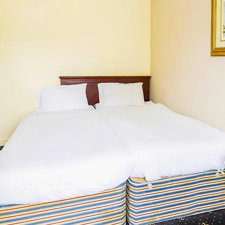 Отель Old Oak Tree Inn 2*