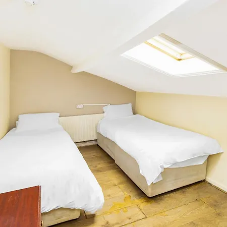 Отель Old Oak Tree Inn 2*
