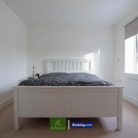 One Bedroom By Arhouse Short Lets & Serviced Kingston With Free Wifi Apartment