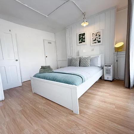 Chic 2-bedroom Flat In Farringdon Barbican Centre Holiday home London