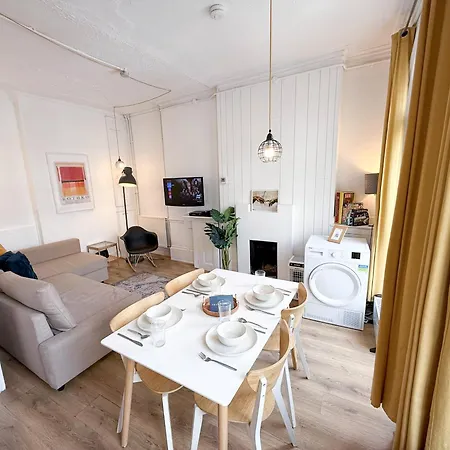 Chic 2-bedroom Flat In Farringdon Barbican Centre Holiday home London