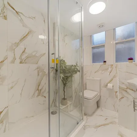 Apartment Prime Soho 3-bedroom Steps From Piccadilly And Chinatown 3gh London