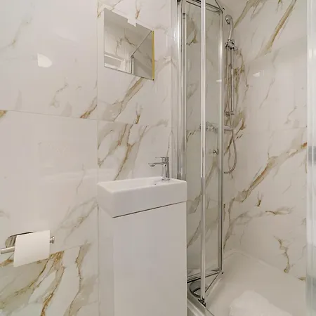Prime Soho 3-bedroom Steps From Piccadilly And Chinatown 3gh