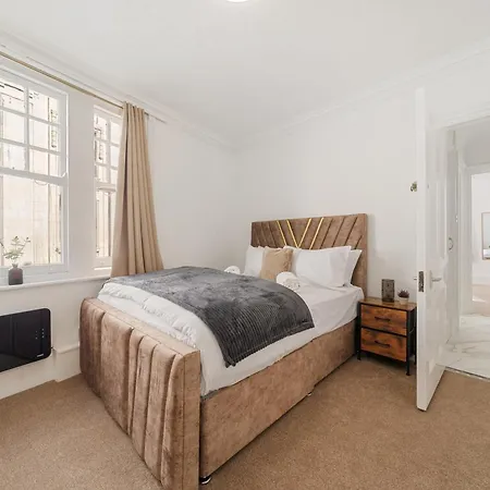 Prime Soho 3-bedroom Steps From Piccadilly And Chinatown 3gh Apartment London
