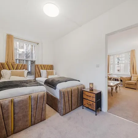 Apartment Prime Soho 3-bedroom Steps From Piccadilly And Chinatown 3gh London