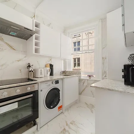 Prime Soho 3-bedroom Steps From Piccadilly And Chinatown 3gh Apartment *