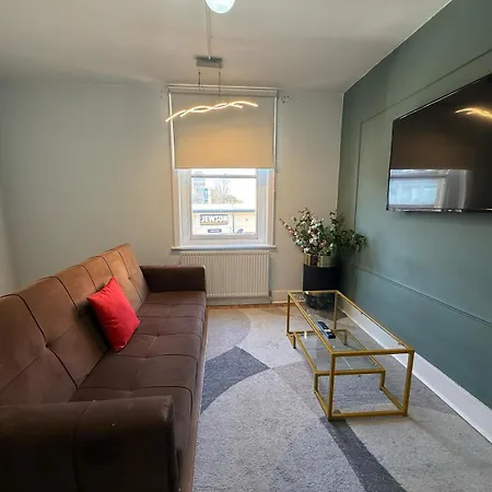 A6-3 Bed 2nd Floor Flat Near Elephant And Castle * London