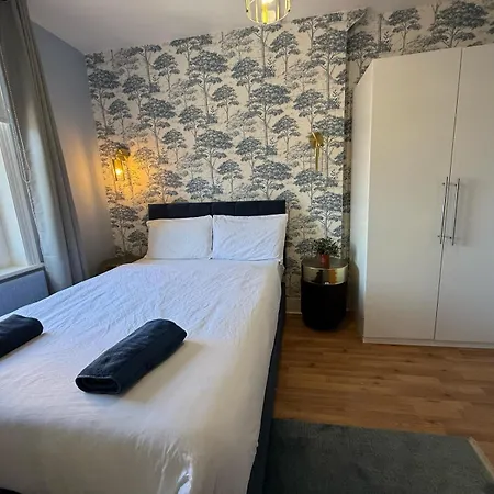 A6-3 Bed 2nd Floor Flat Near Elephant And Castle Apartment London