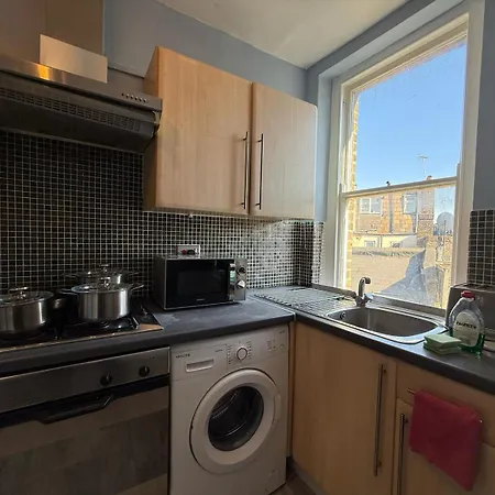 A6-3 Bed 2nd Floor Flat Near Elephant And Castle London