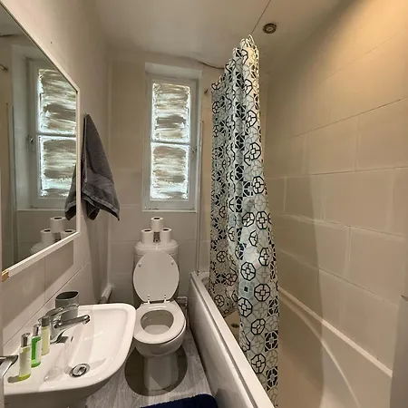 A6-3 Bed 2nd Floor Flat Near Elephant And Castle * London