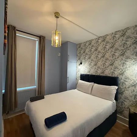 A6-3 Bed 2nd Floor Flat Near Elephant And Castle London