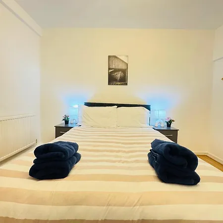 Two Bedroom In Paddington Apartment