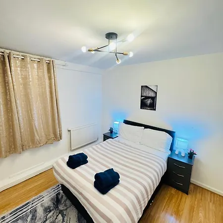 Two Bedroom In Paddington Apartment