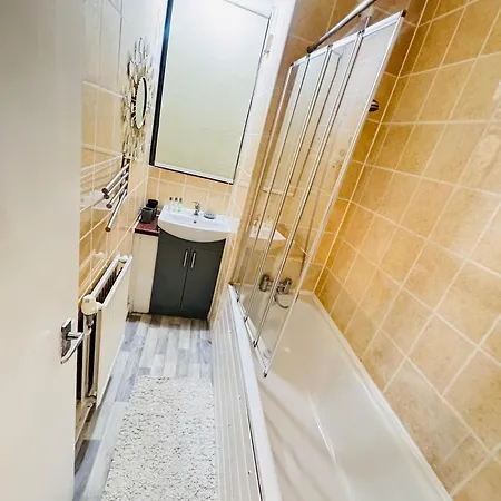 Two Bedroom In Paddington Apartment London