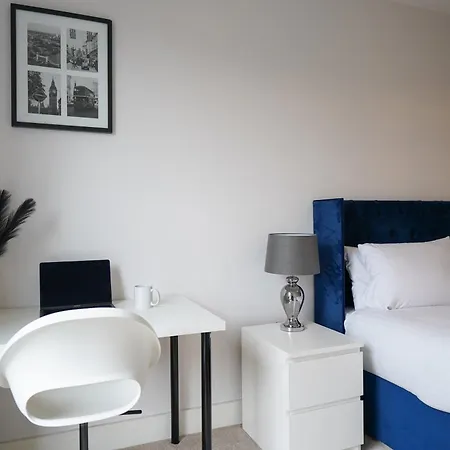 Serenity By The Water: 3 Bed 3 Bath West - Parking アパート ロンドン