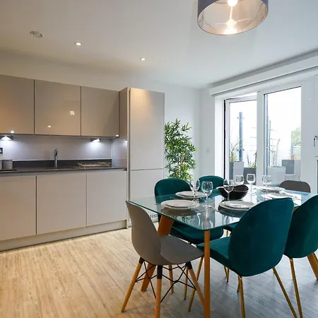 Serenity By The Water: 3 Bed 3 Bath West - Parking アパート ロンドン