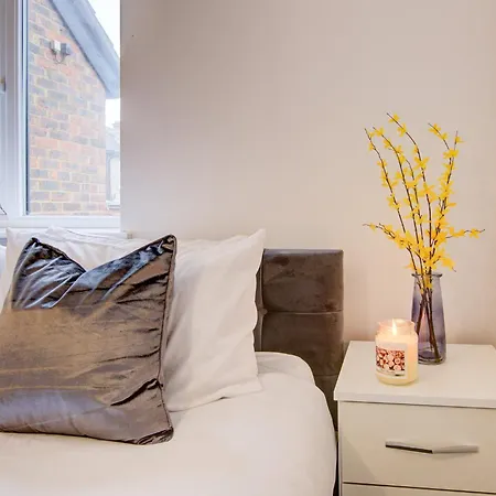 Spacious 2 Bed South London Apartment *