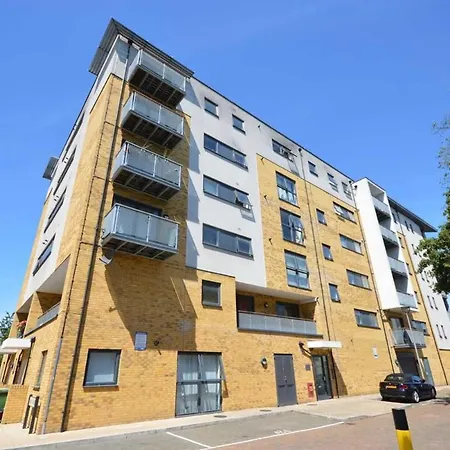 Apartment Luxury Flat - Lakeside View In London