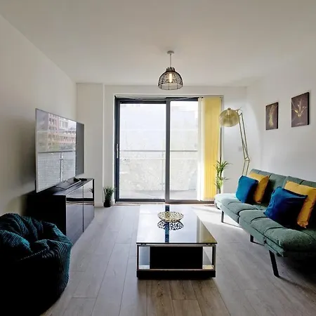 Luxury Flat - Lakeside View In London Apartment *