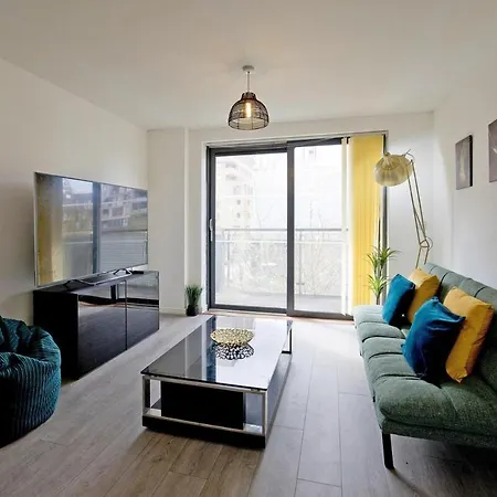 Luxury Flat - Lakeside View In London Abbey Wood
