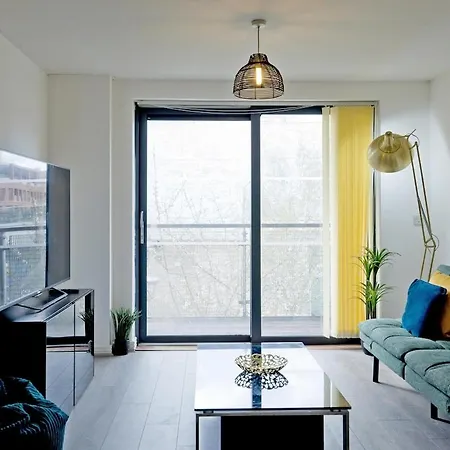 Luxury Flat - Lakeside View In London