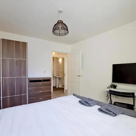 Apartment Luxury Flat - Lakeside View In London