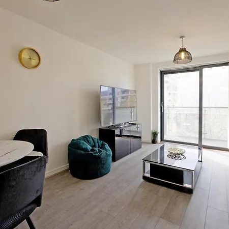 Luxury Flat - Lakeside View In London Apartment Abbey Wood