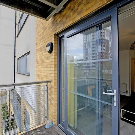 Apartment Luxury Flat - Lakeside View In London Abbey Wood