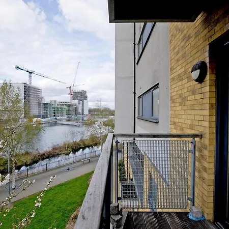 Luxury Flat - Lakeside View In London