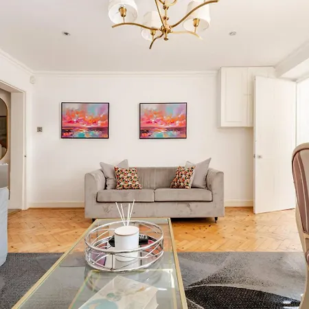 Secluded Modern Private By Buckingham Palace Londen