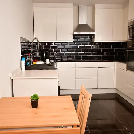 Morden Stratford 2 With Shared Bathroom Guest house