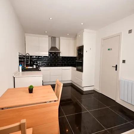Guest house Morden Stratford 2 With Shared Bathroom London