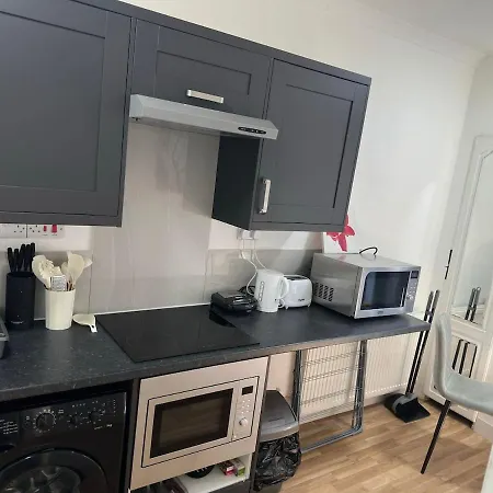 Apartment Spacious 2b Zone 2 Sleeps 4 F5 London