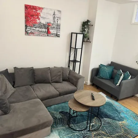 Apartment Spacious 2b Zone 2 Sleeps 4 F5