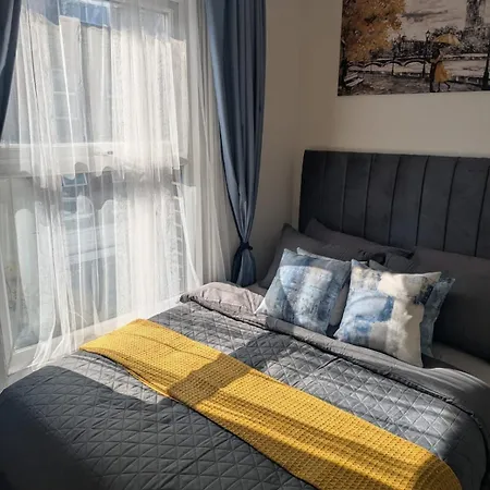Apartment Spacious 2b Zone 2 Sleeps 4 F5 London