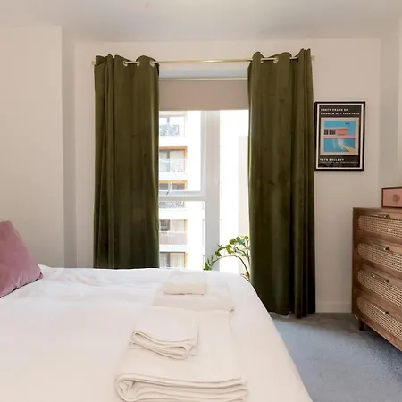 Pass The Keys Stylish Flat Near Charlton Station London