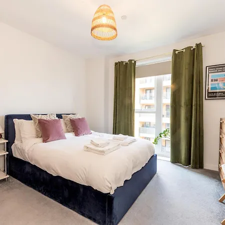 Pass The Keys Stylish Flat Near Charlton Station Apartment
