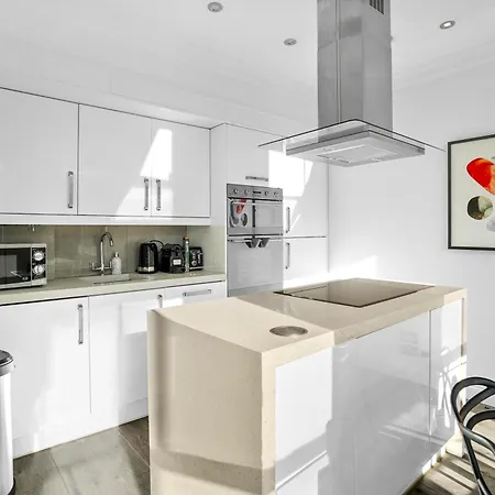 Bright & Airy Flat With Stunning Rooftop Views