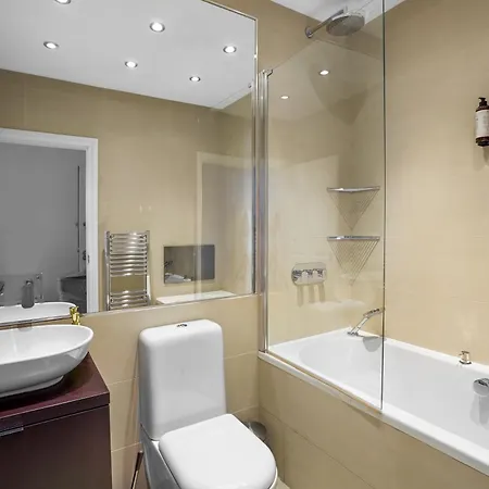 Bright & Airy Flat With Stunning Rooftop Views *