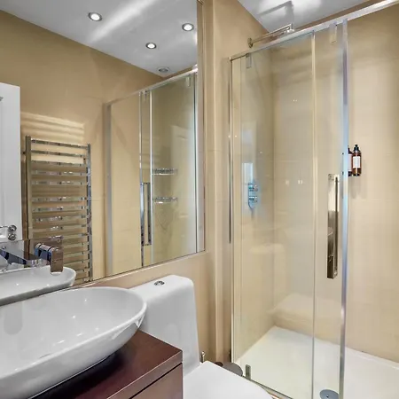 Apartment Bright & Airy Flat With Stunning Rooftop Views London