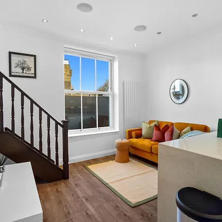 Bright & Airy Flat With Stunning Rooftop Views London